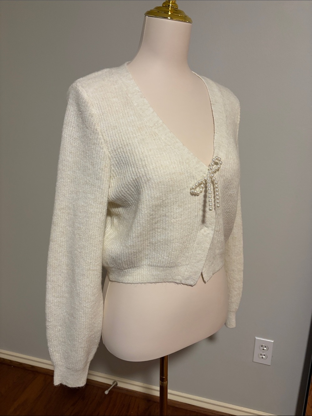 H&M Women’s Cream V-Neck Sweater with Pearl Bow Buttons Size Small